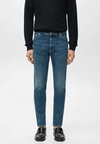 Узкие джинсы