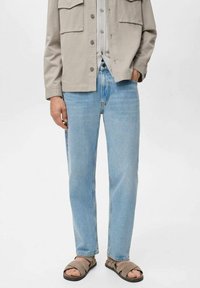 Прямые джинсы