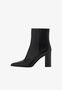 Полусапожки на высоком каблуке