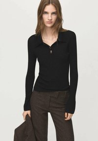 Пуловер с вырезом V