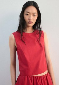 Блузка без рукавов