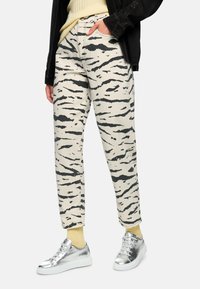 Короткие джинсы