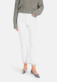 Короткие джинсы