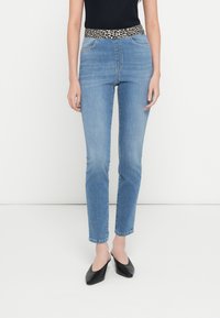 Узкие джинсы