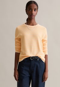 Пуловер в полоску