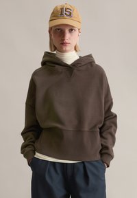 Пуловер с капюшоном