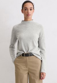 Пуловер с вырезом V