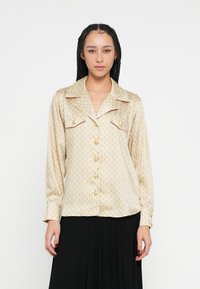 Атласная блузка