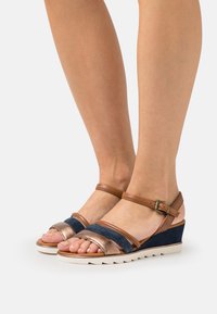 Босоножки на танкетке