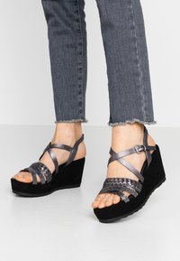 Босоножки на танкетке