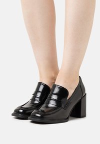 Туфли с высоким носом Туфли с высоким носом