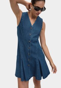 Джинсовая жилетка