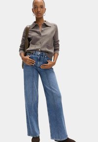 Прямые джинсы