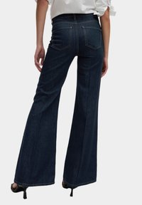 Клешеные джинсы