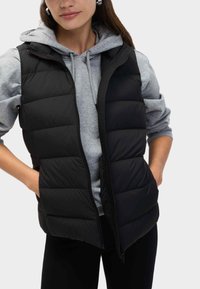 Пуховой жилет