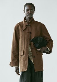 Короткое пальто