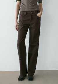 Прямые джинсы