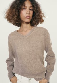 Пуловер с вырезом V