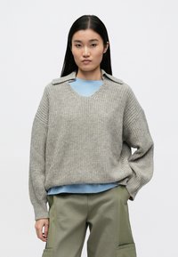 Пуловер с вырезом V