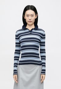 Пуловер в полоску