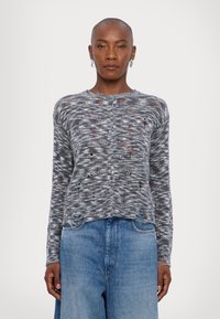 Вязаный жилет