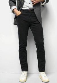 Узкие джинсы