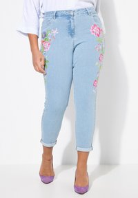 Короткие джинсы