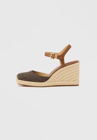 Босоножки на танкетке