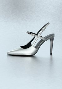 Туфли на высоком каблуке