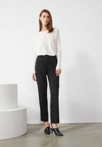 Узкие брюки