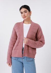 Вязаный жилет