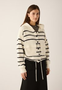 Вязаный жилет