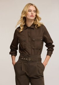 Блейзер с накладными карманами