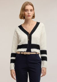 Вязаный жилет