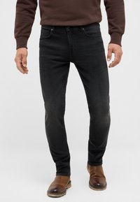 Узкие джинсы