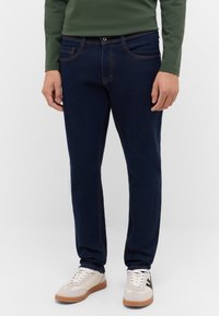 Узкие джинсы