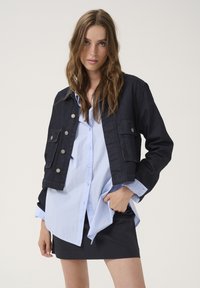 Куртка с накладнымит карманами