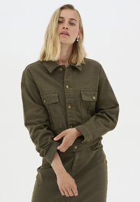 Куртка с накладнымит карманами