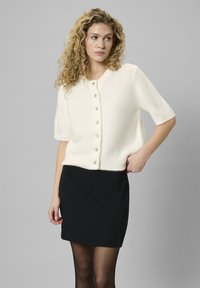 Вязаный жилет