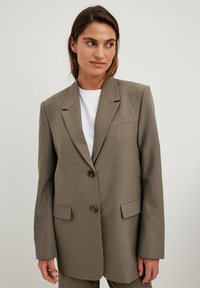 Короткое пальто