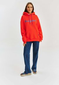 Пуловер с капюшоном