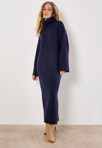 Вязаное платье