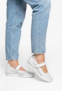 Туфли на танкетке