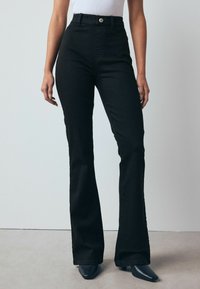 Клешеные джинсы