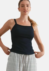 Топ на бретельках