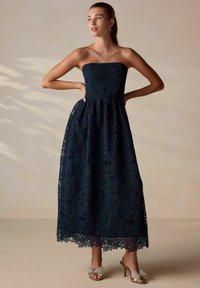 Платье без бретелек