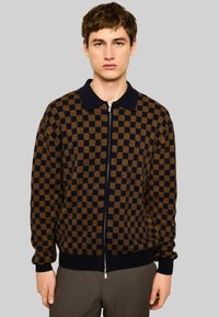 Вязаная кофта