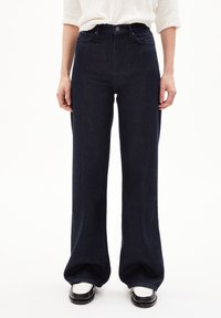 Клешеные джинсы