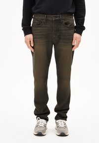 Прямые джинсы