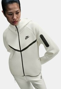 Спортивная толстовка